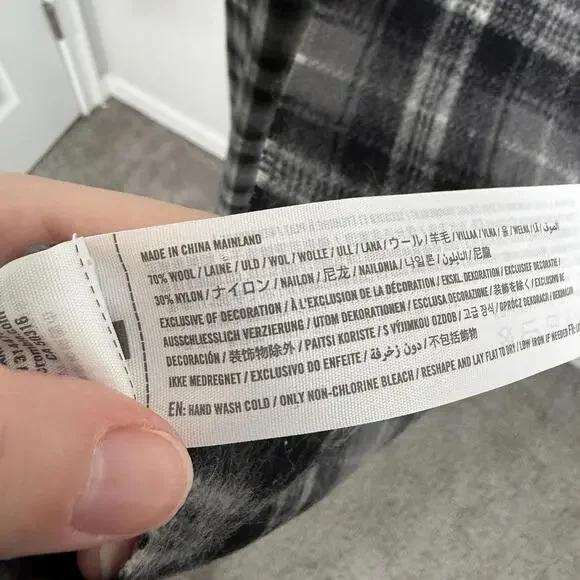 ABERCROMBIE & FITCH 70% Wool Scarf, One Size, Multi Color, Gray-Black Plaid - Picture 5 of 5